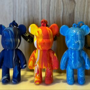 孩子將顏料滴在熊模型上，創造獨一無二彩色流動熊