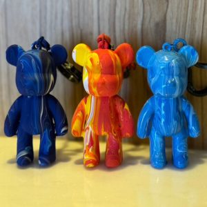 孩子將顏料滴在熊模型上，創造獨一無二彩色流動熊