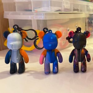 孩子將顏料滴在熊模型上，創造獨一無二彩色流動熊