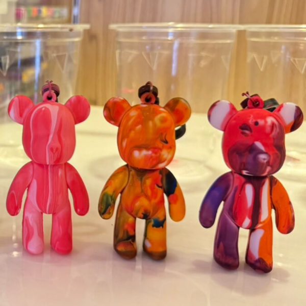 孩子將顏料滴在熊模型上，創造獨一無二彩色流動熊